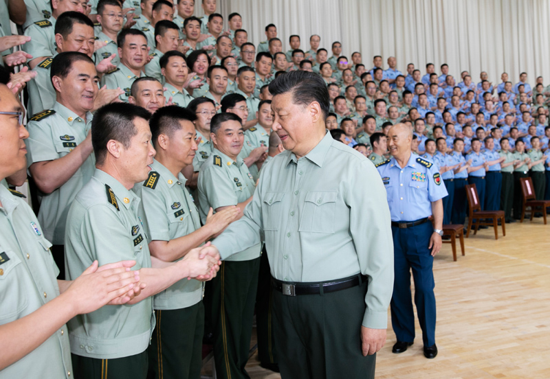 8月22日，中共中央總書記、國家主席、中央軍委主席習近平到空軍某基地視察。這是習近平親切接見駐甘肅部隊副師職以上領導干部和團級單位主官。