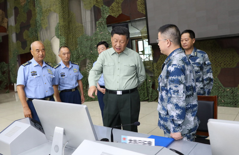 8月22日，中共中央總書記、國家主席、中央軍委主席習近平到空軍某基地視察。這是習近平察看基地作戰指揮中心，了解戰備值班和訓練情況。